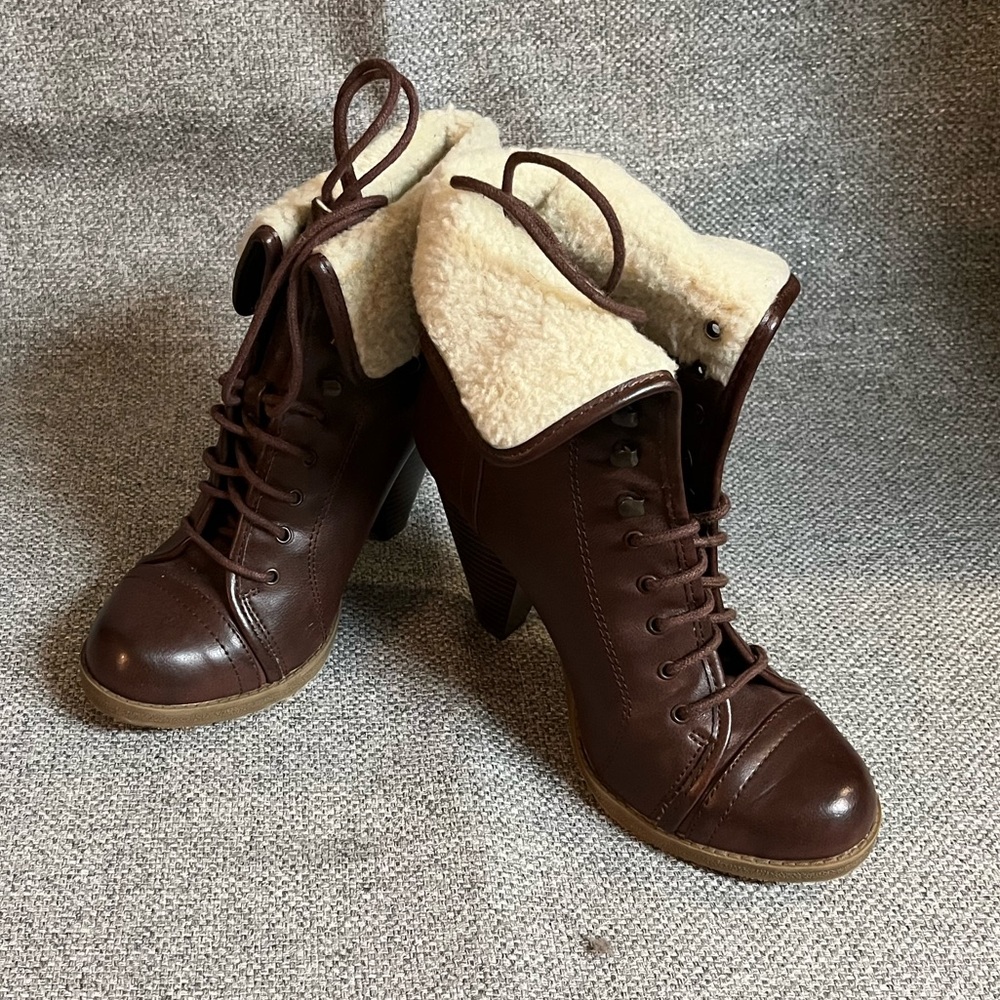 Warm booties for your tootsies, size 6, gently used